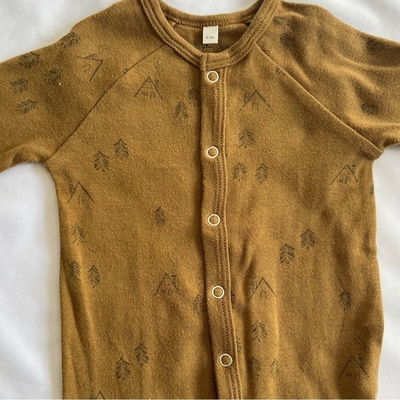 Rylee + Cru Long John Snap Pajamas in Tan Tree Print in Size 0-3 Months - Picture 5 of 15